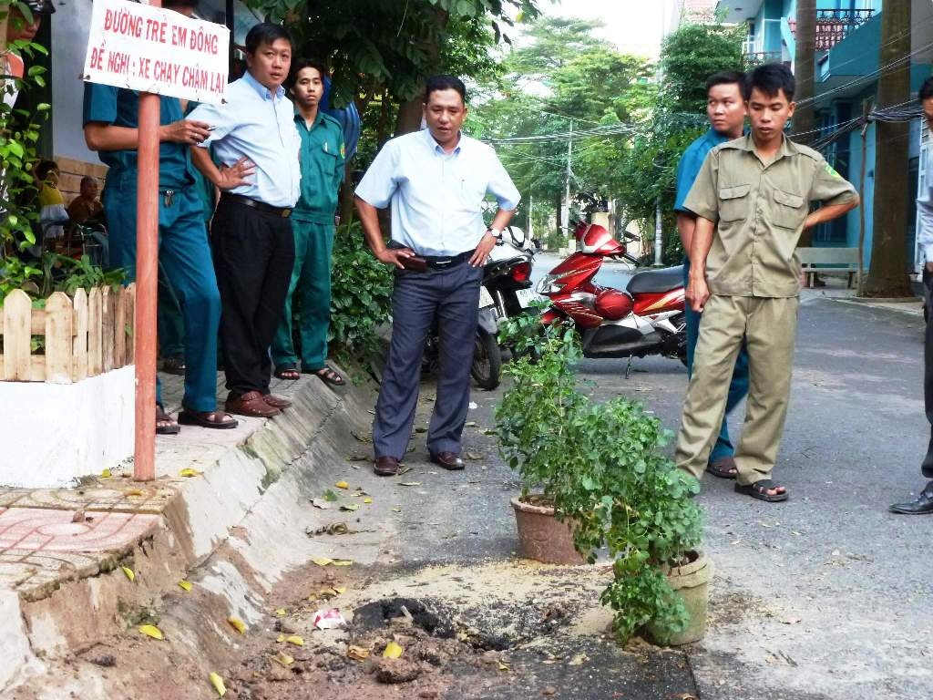 Mat duong sut lun, phat no va boc chay o Sai Gon hinh anh