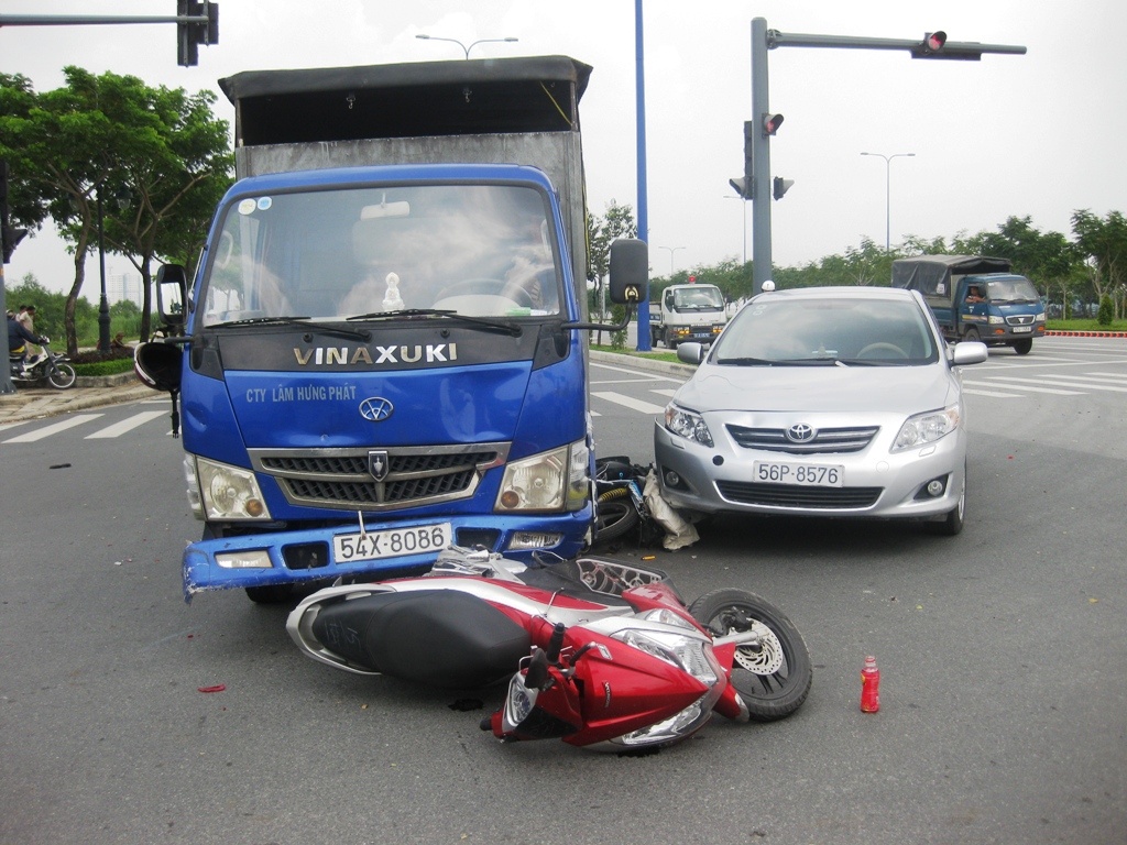 Xe may nat bet ket giua 2 o to, 3 nguoi bi thuong nang hinh anh