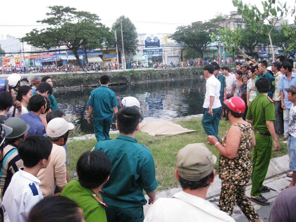 Nam thanh nien tu van gio cao diem khien giao thong un tac hinh anh