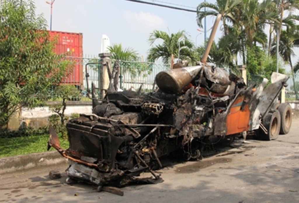 Lua bao trum xe dau keo, tai xe dap cua thao chay hinh anh