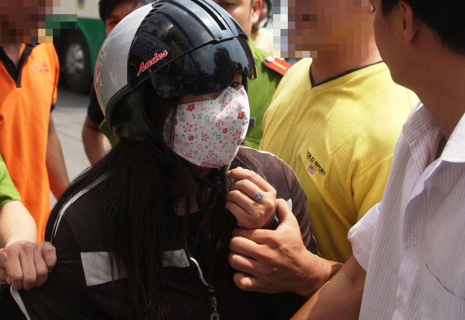 Nu quai giat dien thoai giua noi dong nguoi hinh anh