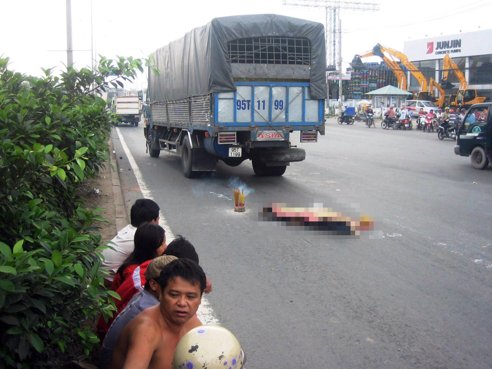 Nghe dien thoai khi bang qua duong bi xe tai tong chet hinh anh