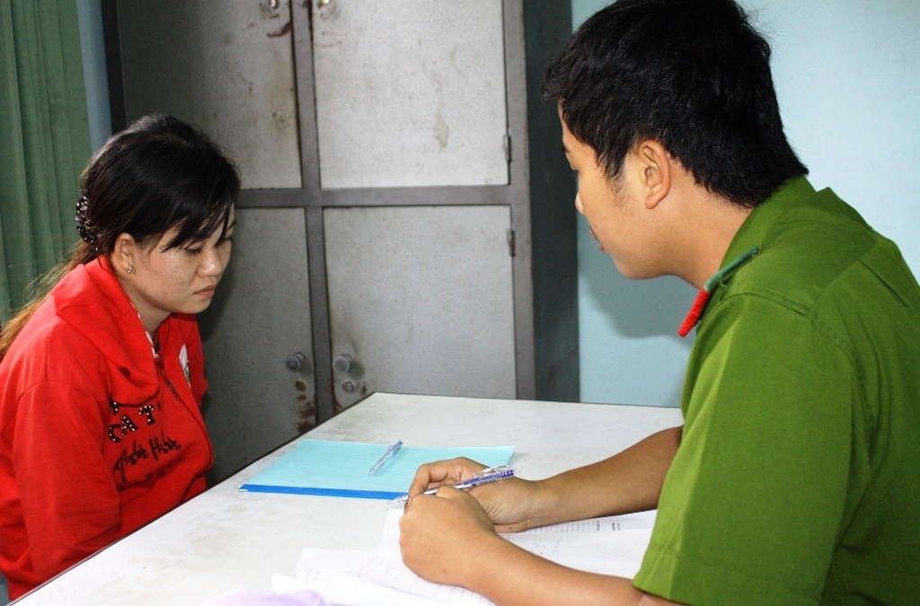 Chieu moc trom iPhone 5 giua cho cua nu quai hinh anh