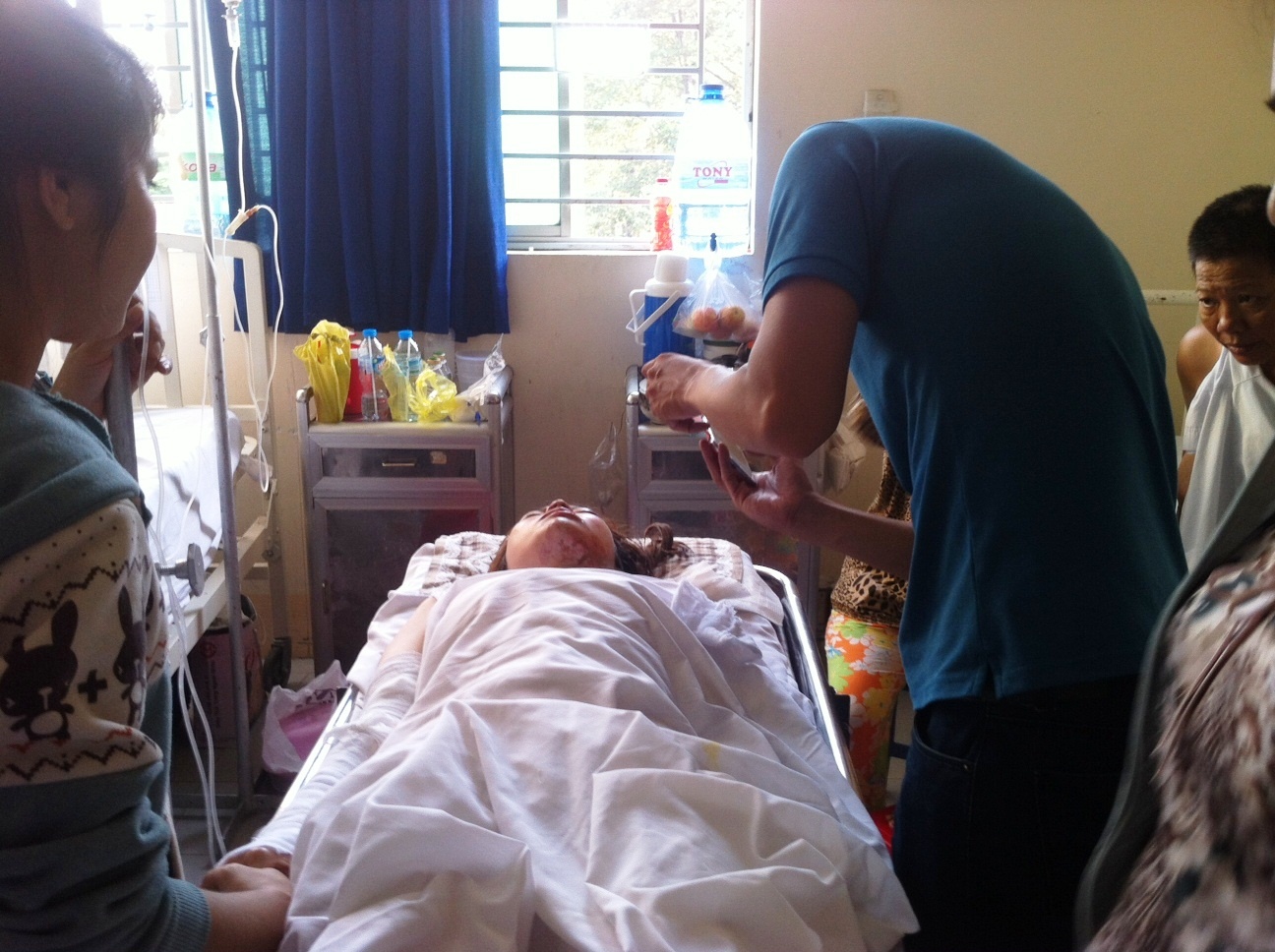 Nguoi dan ke ve thoi diem hung thu tat axit nam co gai hinh anh