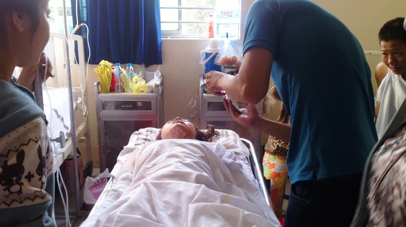 5 co gai bi tat axit giua Sai Gon hinh anh