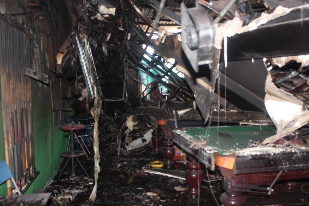 Hai nu nhan vien keu cuu trong quan bida boc chay hinh anh