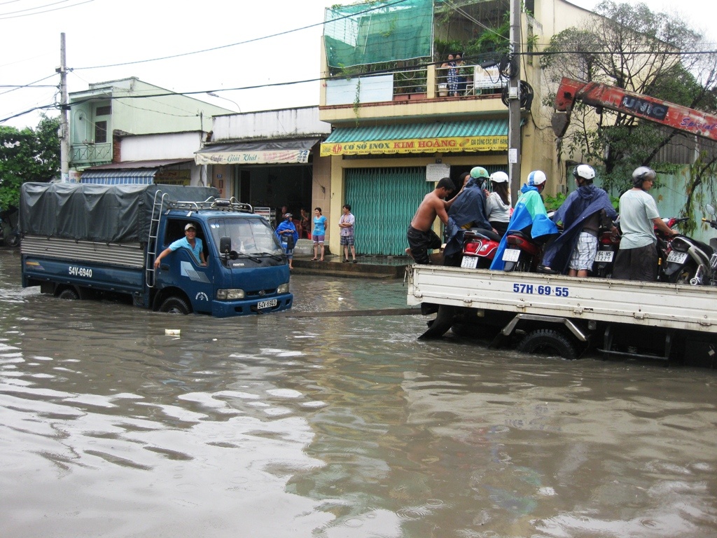 Dich vu 'cong' xe hot bac trieu ngay duong ngap hinh anh