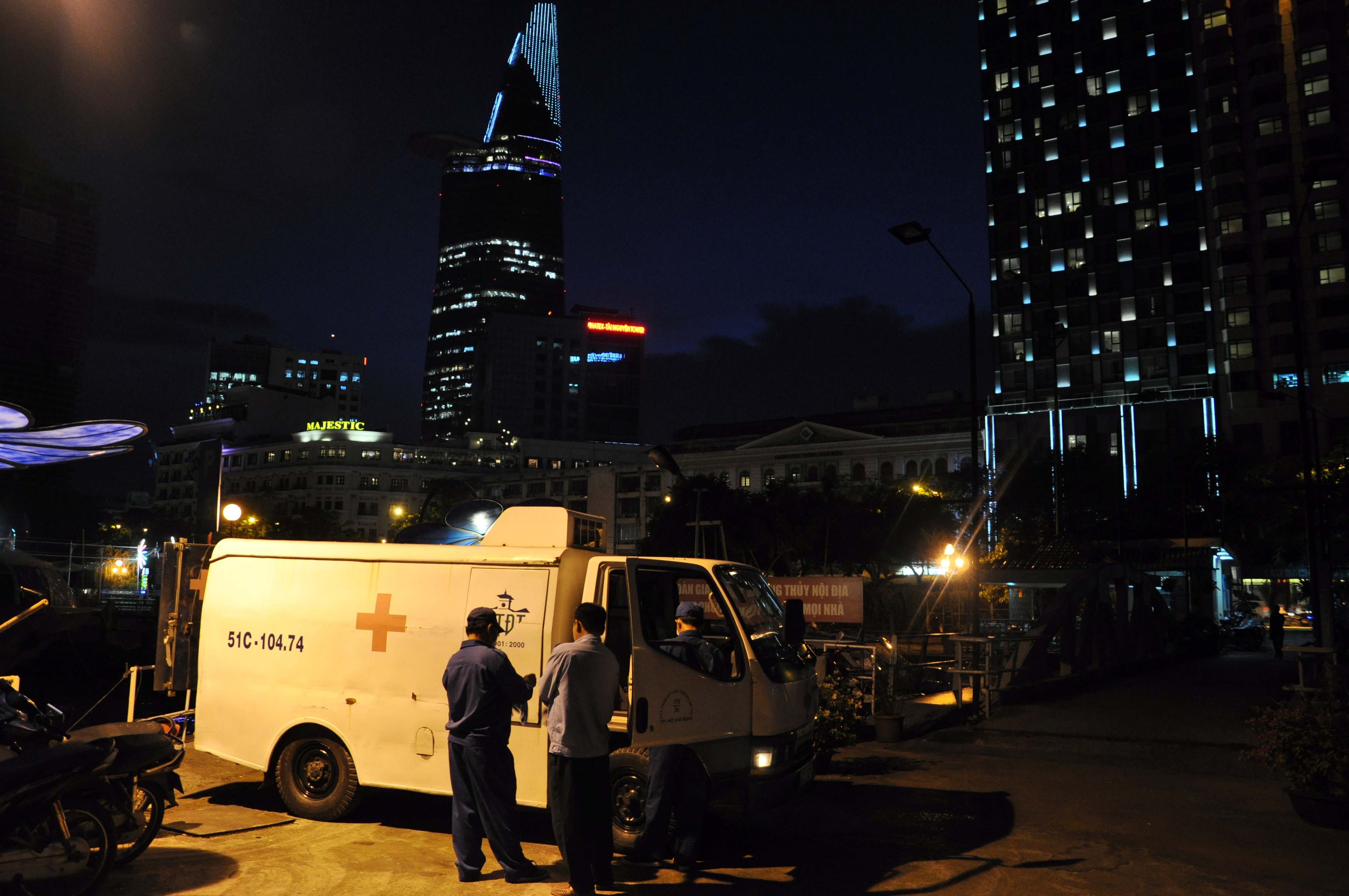 Phat hien thi the gan ben Bach Dang hinh anh