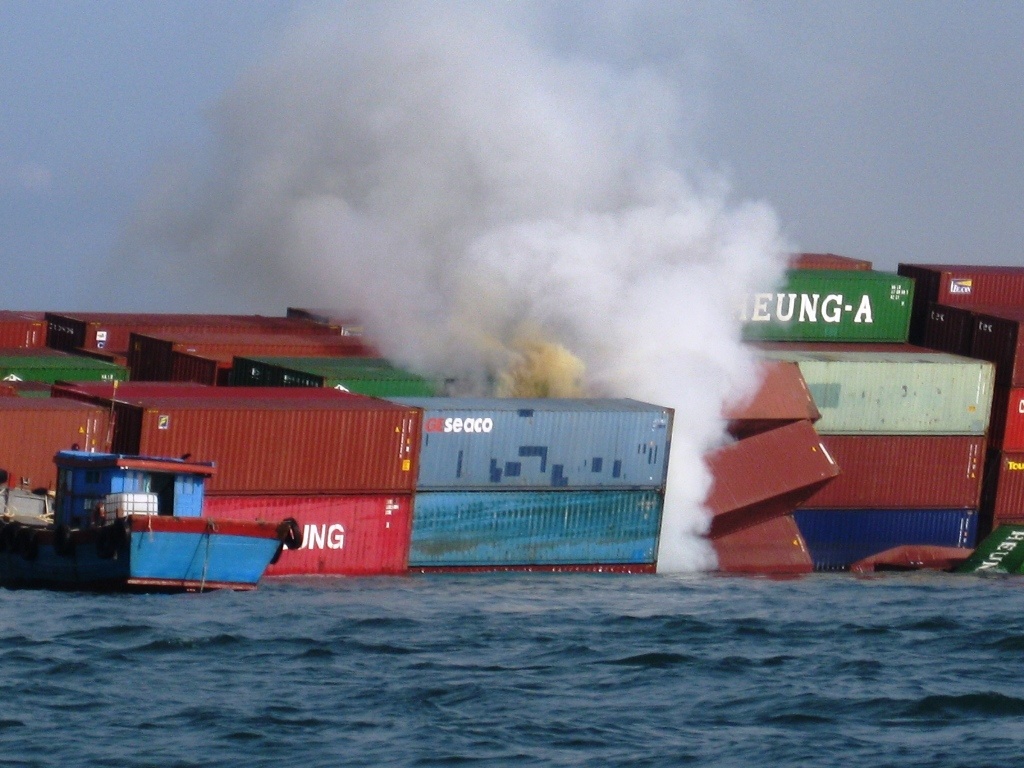 Clip tau cho 700 container boc chay tren bien Vung Tau hinh anh