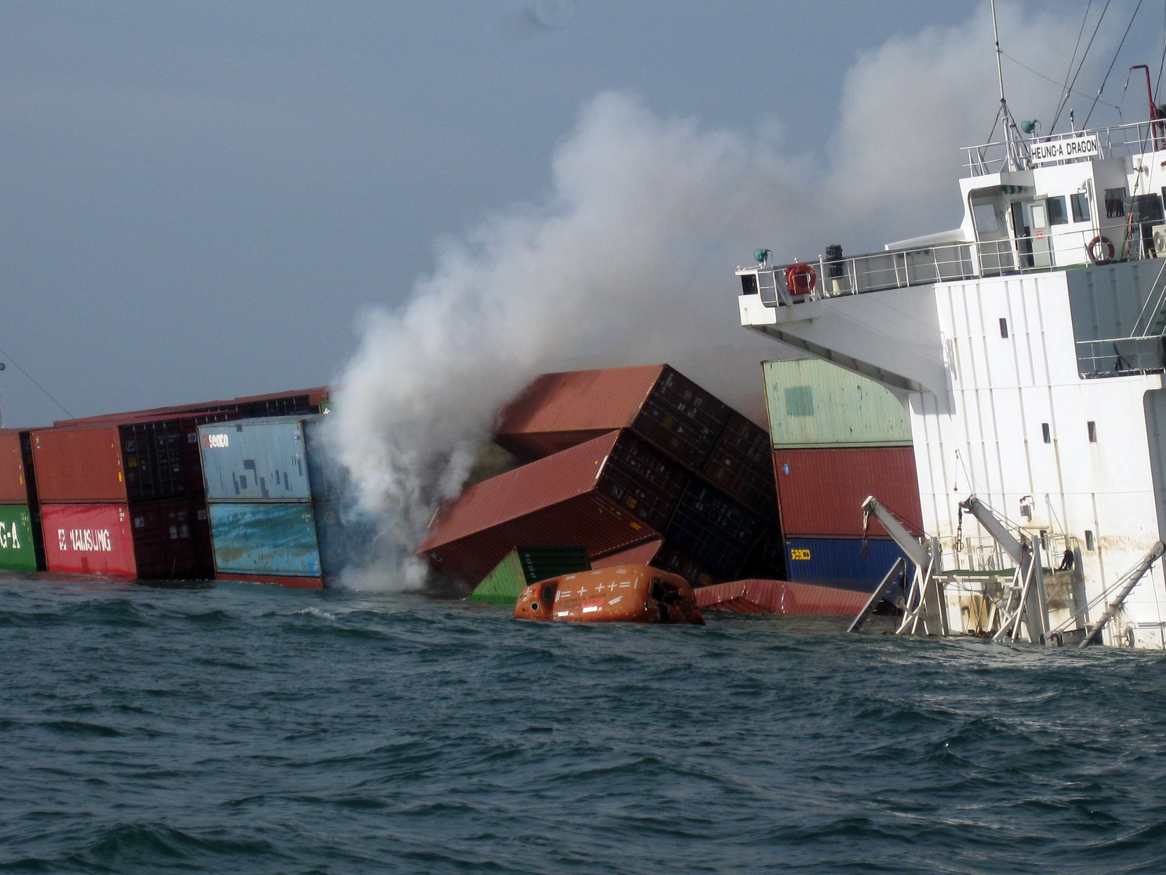 Hang tram container boc chay giua bien Vung Tau hinh anh