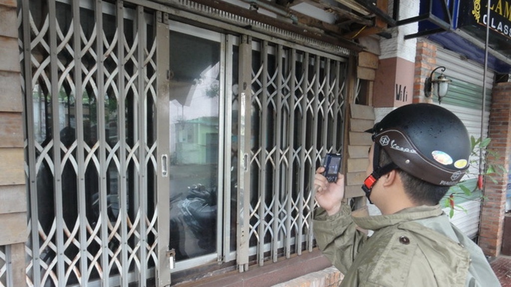 Loi dung bao, trom dot nhap quan bar hinh anh