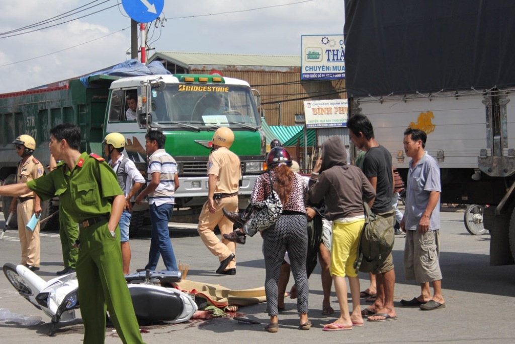 Chong dau don om xac vo mang thai bi xe bon can ngang nguoi hinh anh