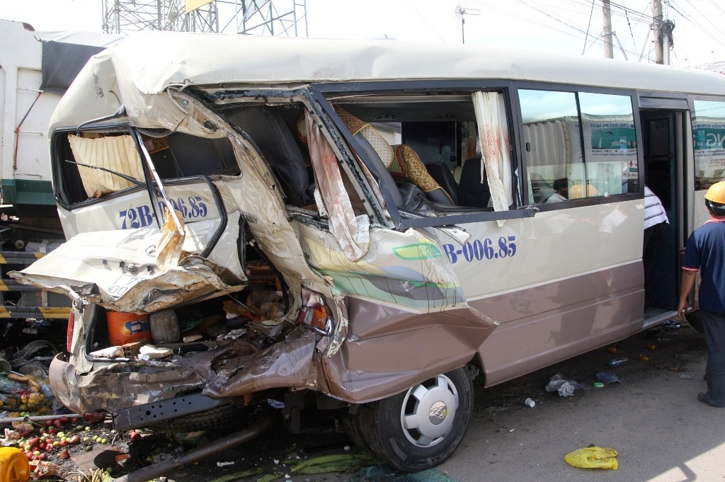 Clip loi ke phut kinh hoang xe ben ui xe khach hinh anh