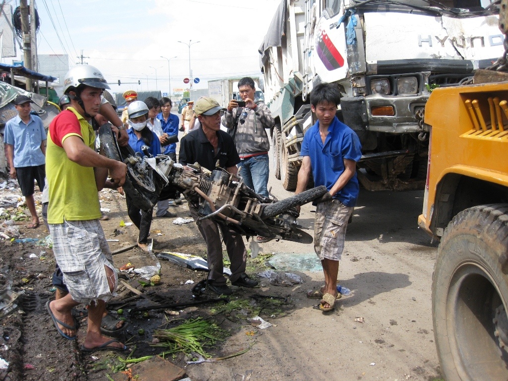 Thoi khac xe ben dien ui xe khach xoay nhieu vong hinh anh