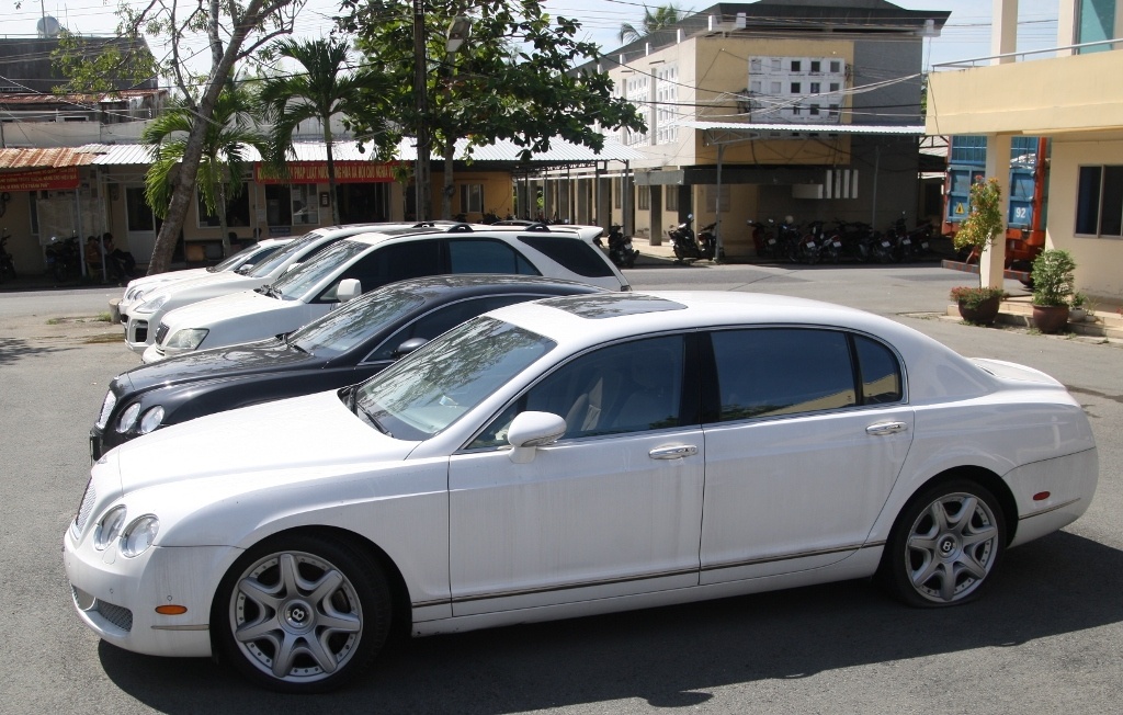 5 sieu xe nghi mang bien so va giay to gia o Sai Gon hinh anh