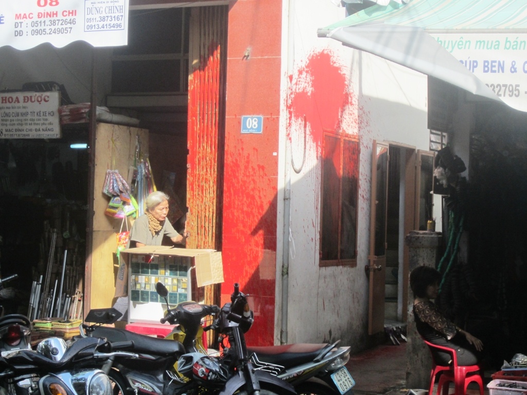 Ba lao bi khung bo vi con trai no tien ca do hinh anh