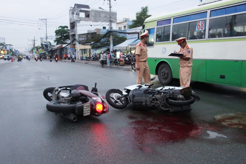 Tu vong vi guong chieu hau dam vao co hinh anh