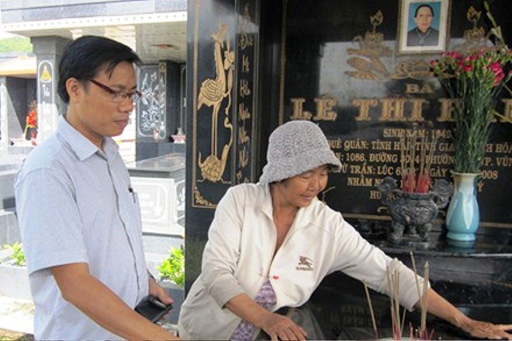 Nguoi 20 nam lam ban voi coi am hinh anh