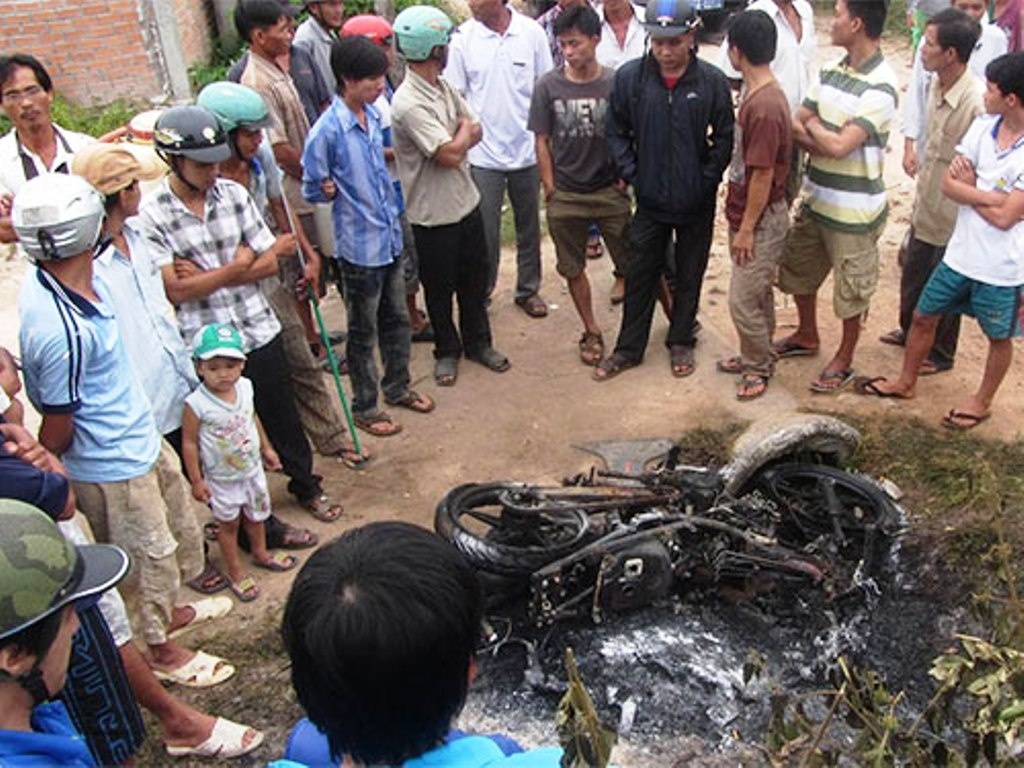 Nghi CSGT ruot duoi gay tai nan, dan bao vay dot xe hinh anh
