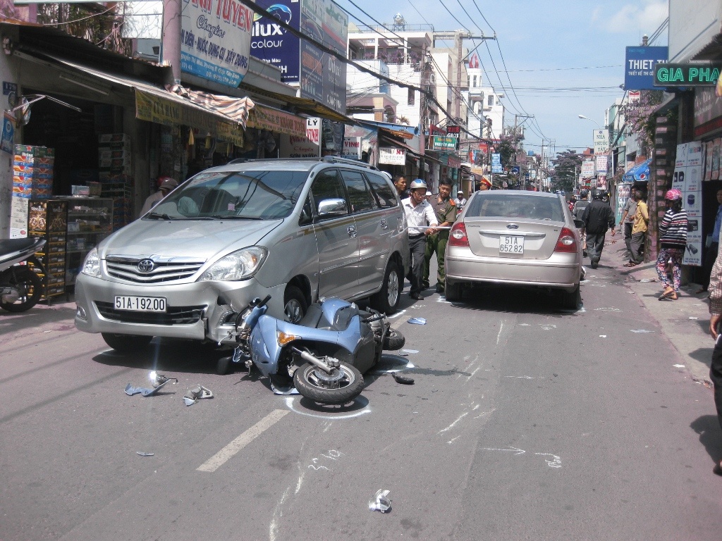 Tai nan lien hoan, be gai 2 tuoi bi chan thuong nang hinh anh
