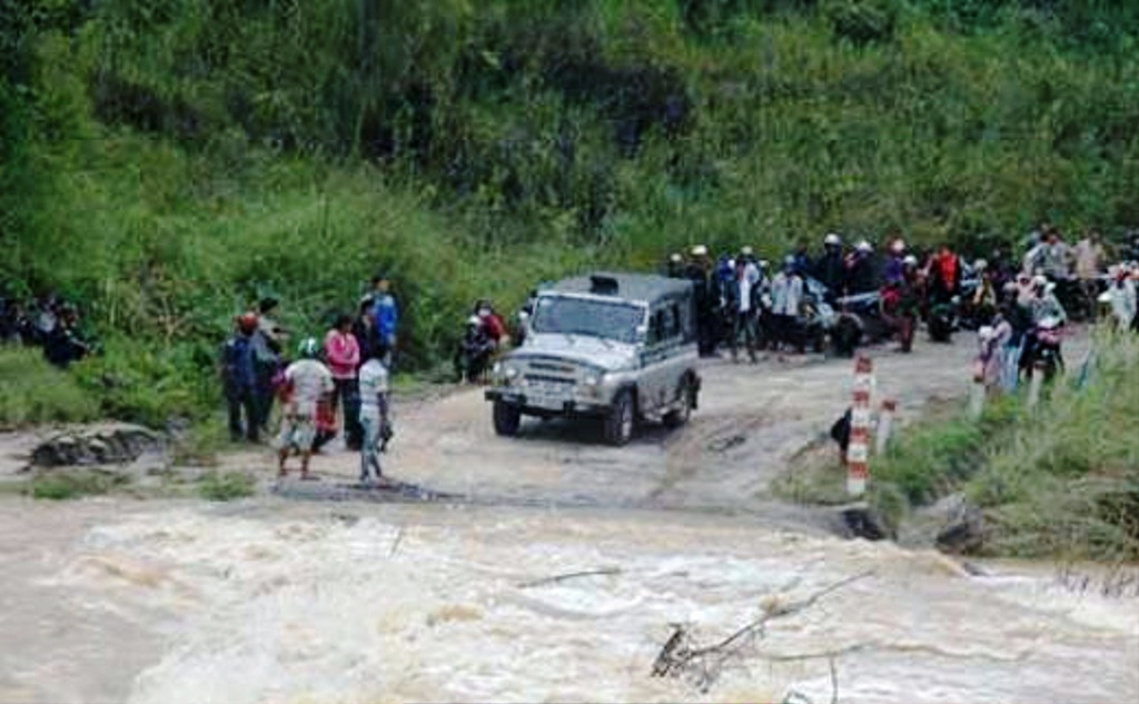 Con cua co giao tu vong trong lu du: 'Sao me van chua ve?' hinh anh