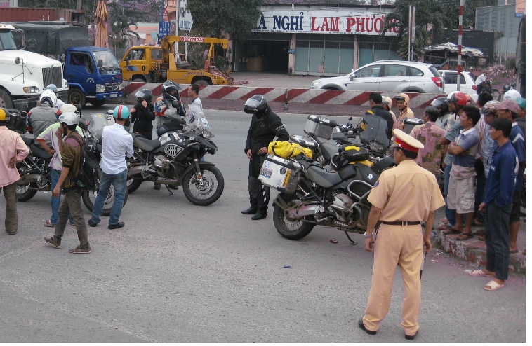 Chan bat dan mo to 'khung' chay vao duong cam o Sai Gon hinh anh