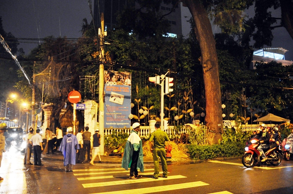 Cay thong Noel phat chay giua Sai Gon, nhieu nguoi hot hoang hinh anh