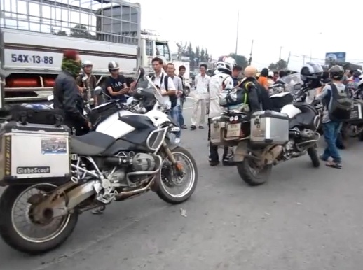 Clip 10 mo to khung chay duong cam o Sai Gon bi bat hinh anh