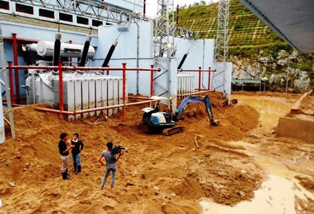 Can canh nha may thuy dien bi chon vui sau lu hinh anh