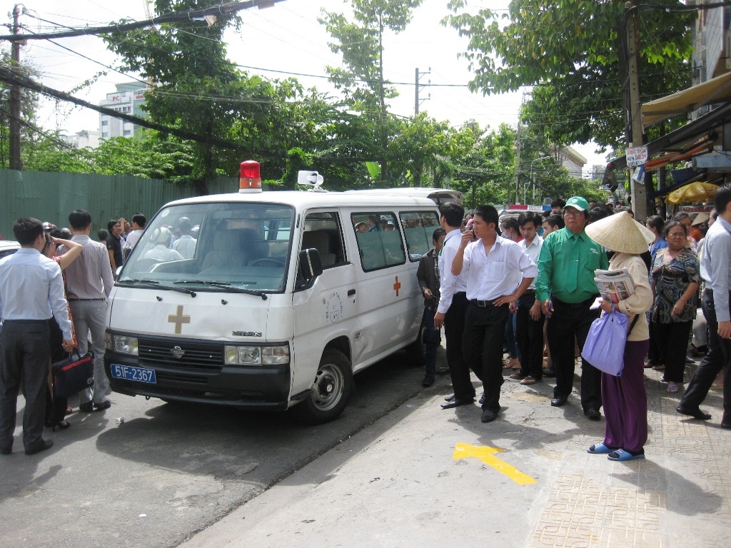 Nhan vien cong so roi tu nha cao tang xuong dat thiet mang hinh anh