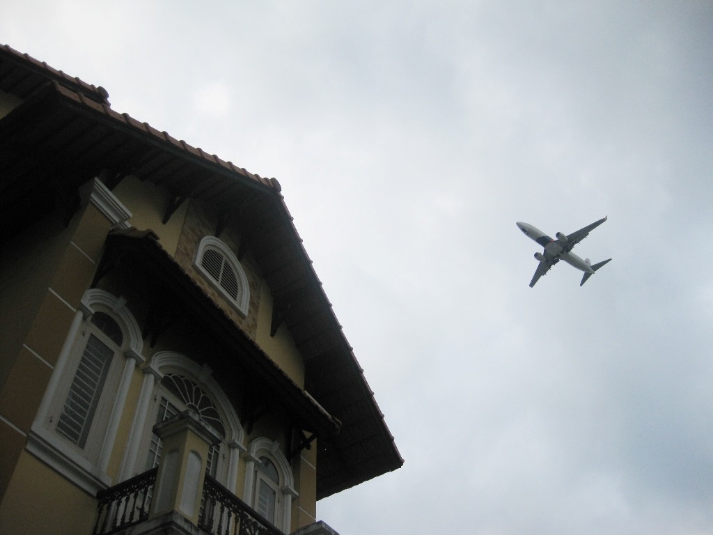 Nguoi dan ke thoi diem mai ngoi bi toc nghi do may bay hinh anh