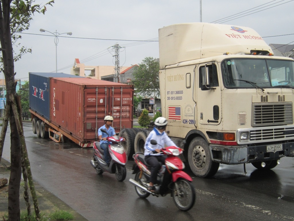 Xe dau keo ‘dut duoi’, nguoi di duong hoang loan hinh anh