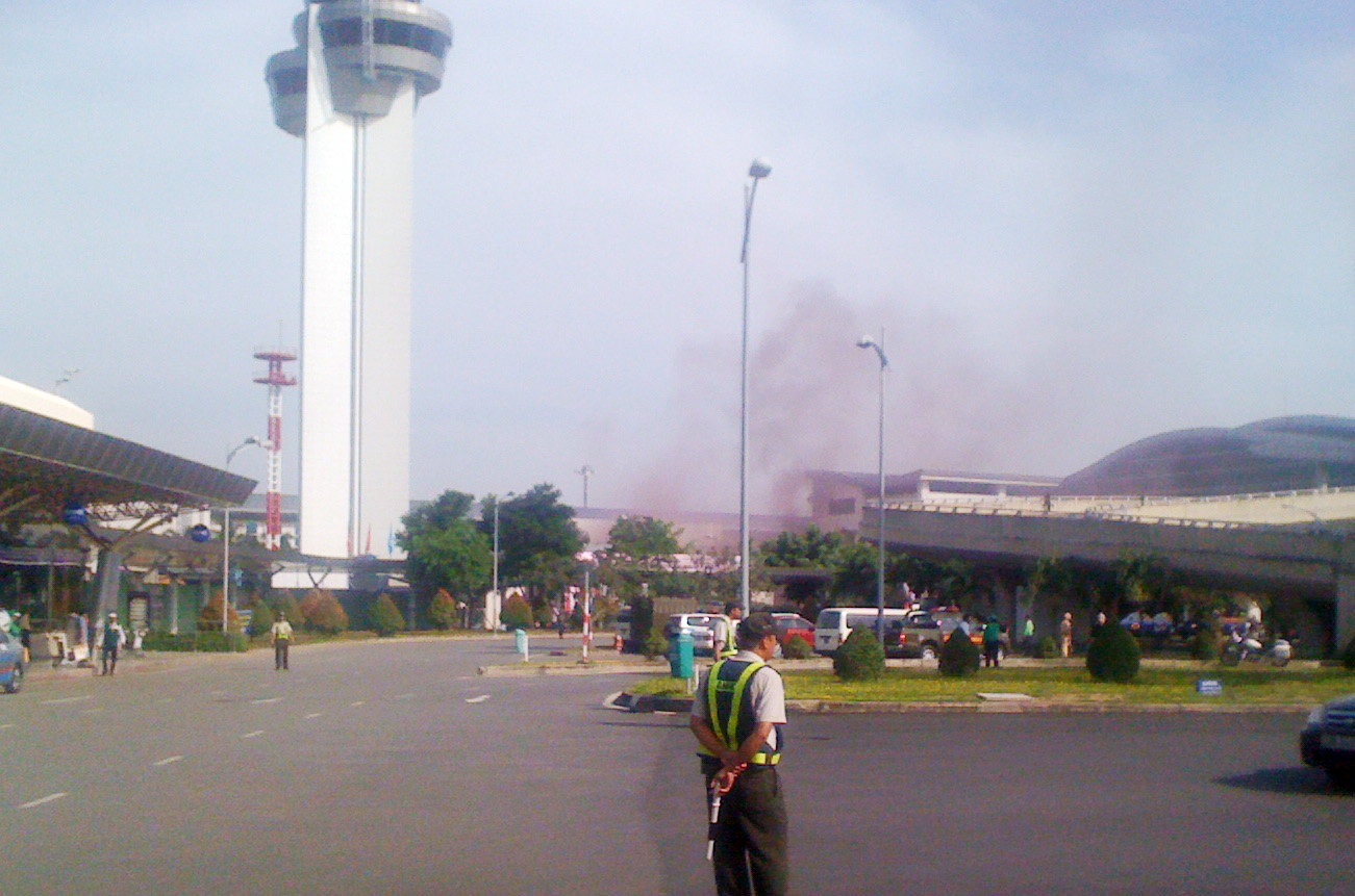 Dien tap chong khung bo, giai cuu con tin tai san bay hinh anh