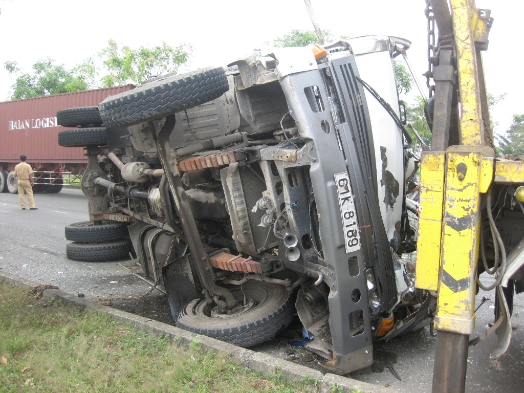 Xe tai lat ngang dai lo, dau ca tran ra duong hinh anh