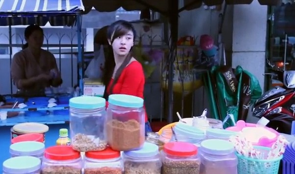 Clip che Kim Tan nhin trom hot girl banh trang tron hinh anh