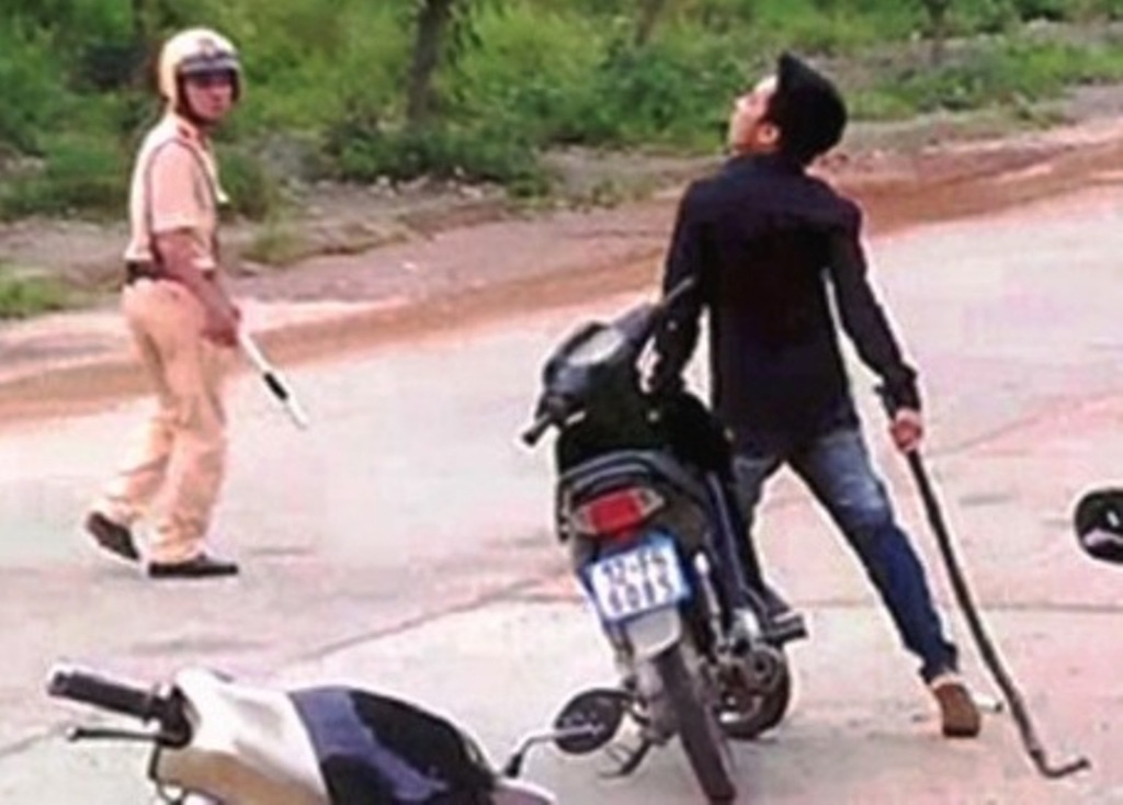 Bi kiem tra giay to xe, 9X gio tro an va hinh anh