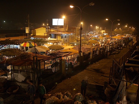 Cuoc song bay dan cua nhung dua tre o cho dem Long Bien hinh anh