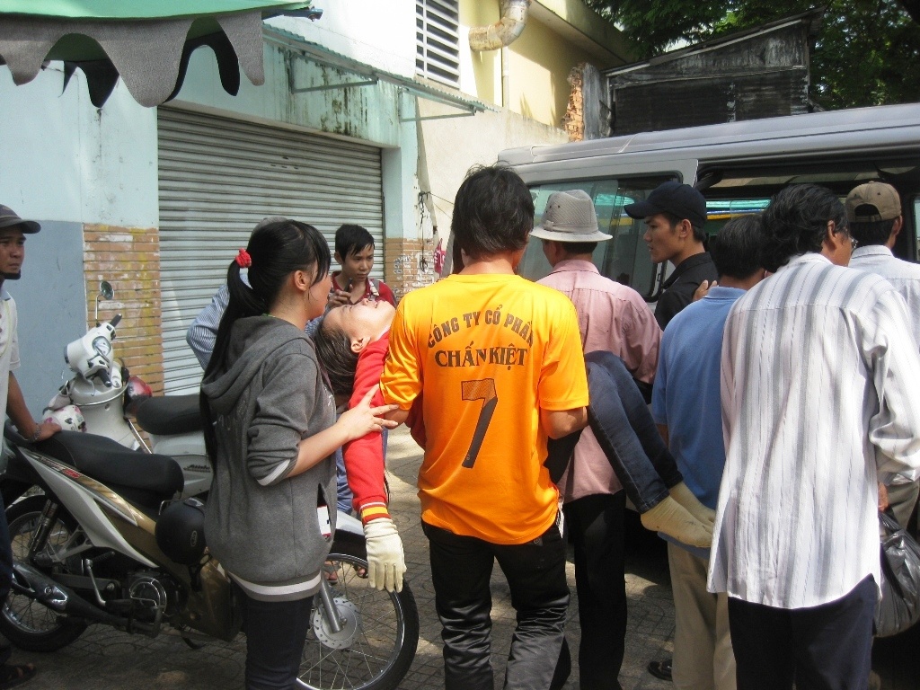 Nghi an be trai 3 tuoi bi bat coc, giet hai da man o Sai Gon hinh anh