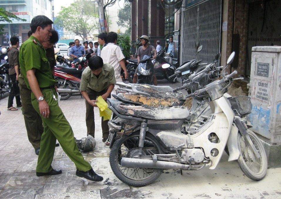 Clip chu quan an dot 4 xe may o trung tam Sai Gon hinh anh