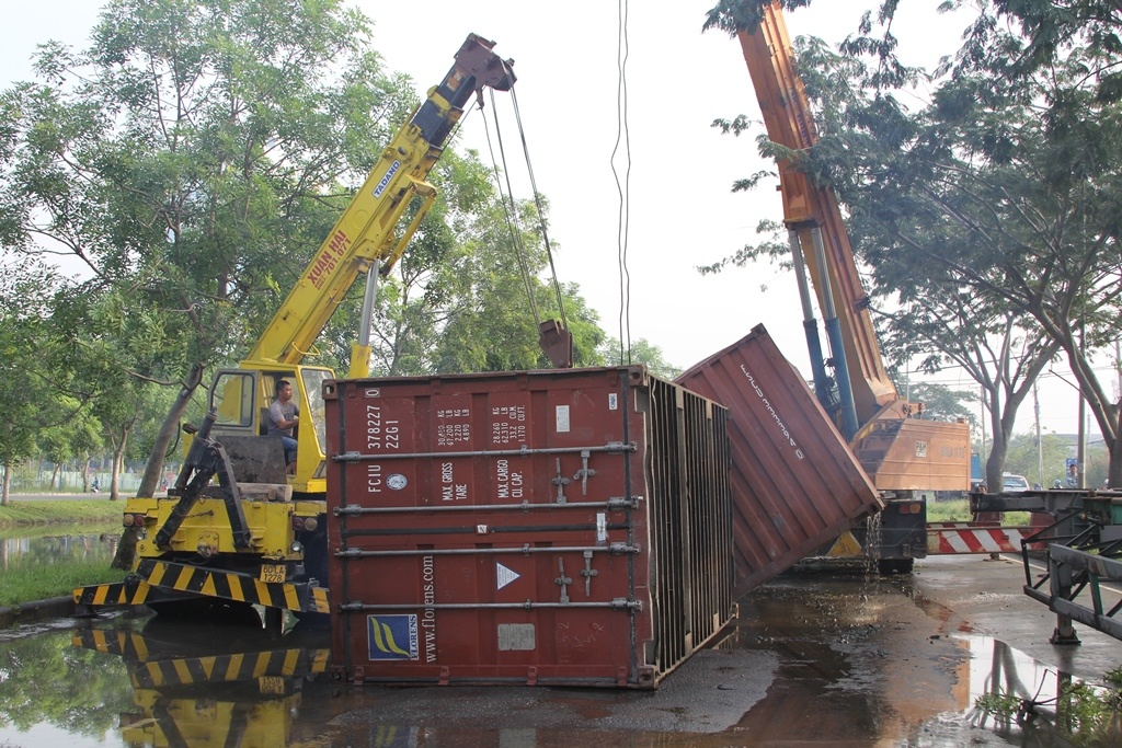 Xe dau keo sup 'ho tu than', 2 container vang ra duong hinh anh