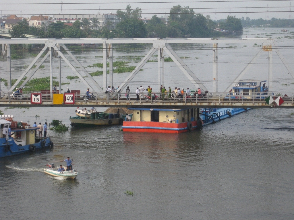 Clip tau cho dau mac ket, cau Binh Loi bi phong toa hinh anh