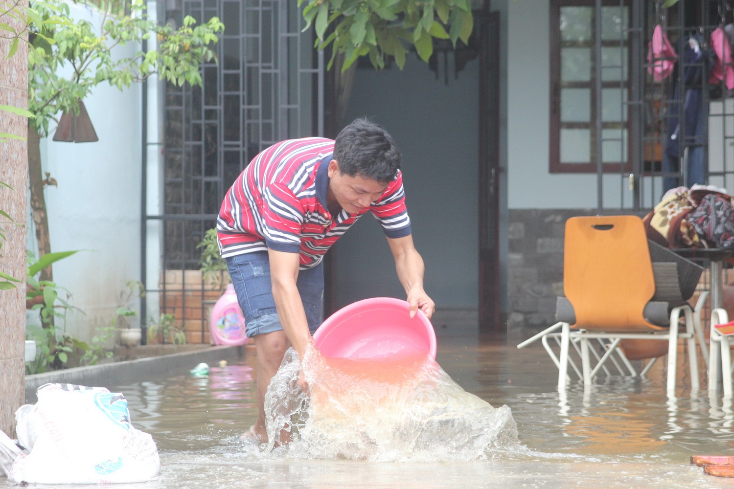 Nguoi Sai Gon ve nha sau 1 ngay di tan vi trieu cuong hinh anh
