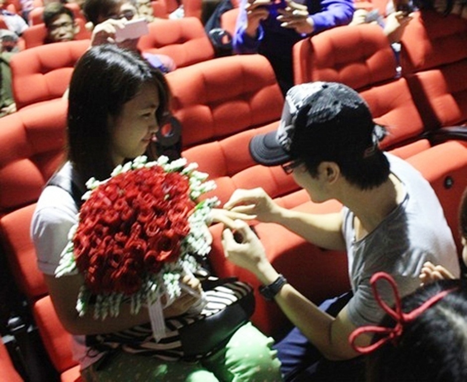 Chuyen tinh cua chang trai thue rap chieu phim cau hon hinh anh