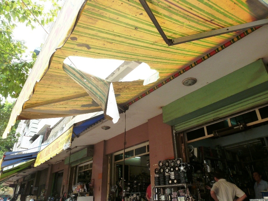 Be 4 tuoi chet tham vi roi tu tang 7 chung cu hinh anh