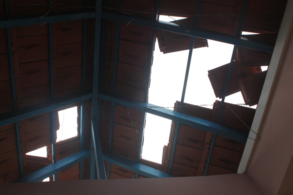 May bay lai lam toc mai nha nguoi dan Sai Gon hinh anh