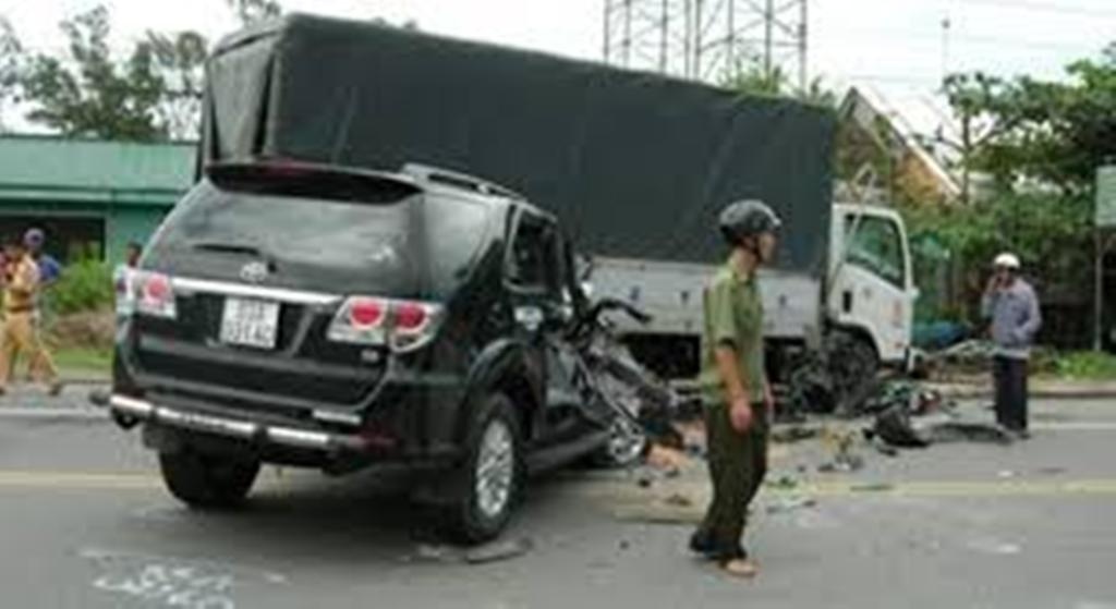 Lat xe, 4 du khach nuoc ngoai thuong vong hinh anh