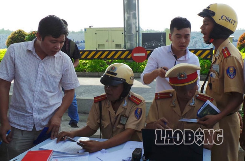 Ngay dau truy xe 'phat nguoi': Tai xe cai ly, CSGT lung tung hinh anh