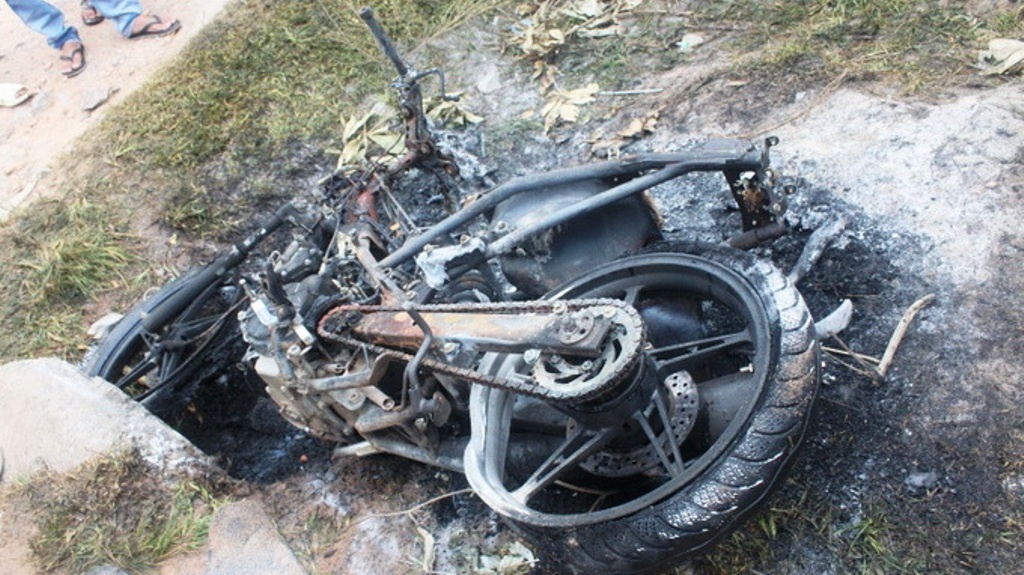 Bat 3 nguoi de dieu tra vu dan dot xe cong an hinh anh