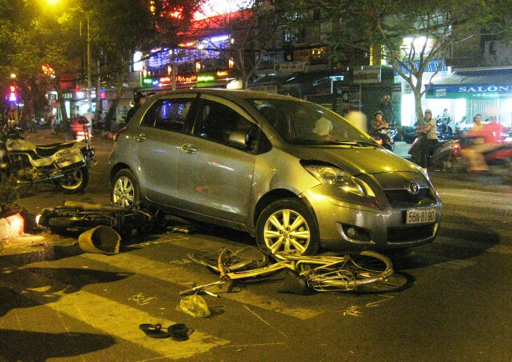 Hang chuc nguoi dan hop suc khieng o to giai cuu thieu nu hinh anh