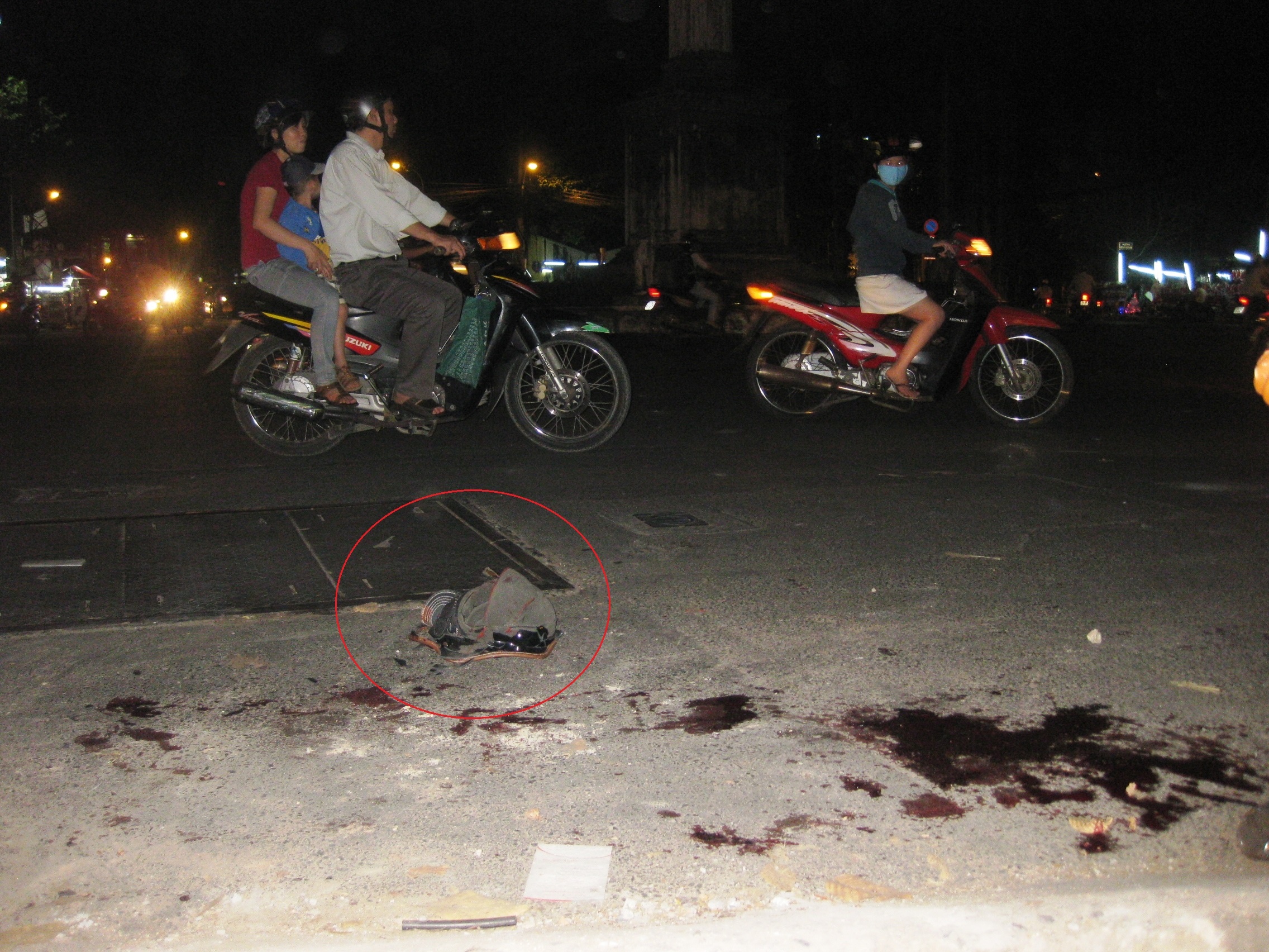 Giang ho Sai Gon hon chien giua duong, hai nguoi bi chem guc hinh anh